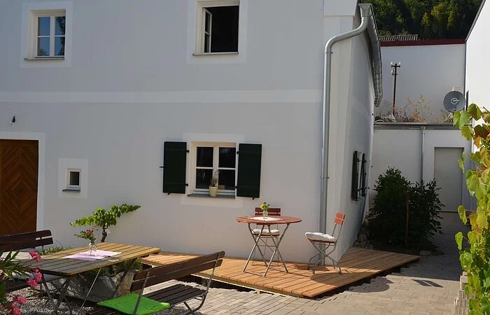 Außenbereich des Jurahaus Kinding. Tische und Stühle im Bereich vor dem Jurahaus