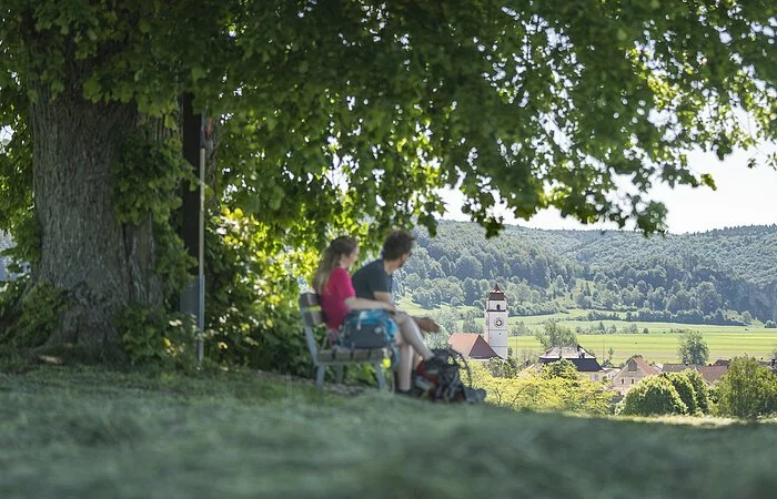 Wanderer am Altmühltal-Panoramaweg bei Dollnstein