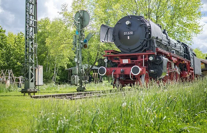 Denkmal-Lok Baureihe 01 220 mit Signalen auf Schiene