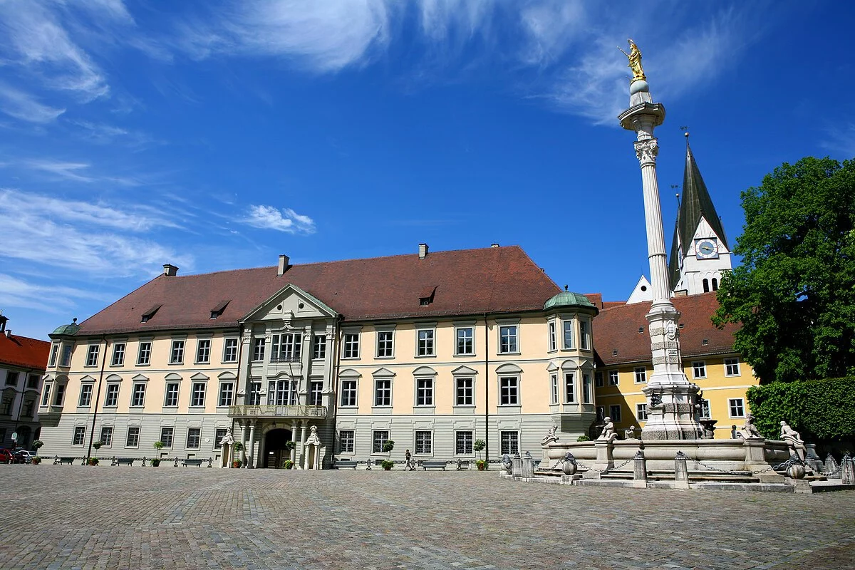 Residenz Gebäude mit Residenzplatz und Brunnen mit Mariensäule