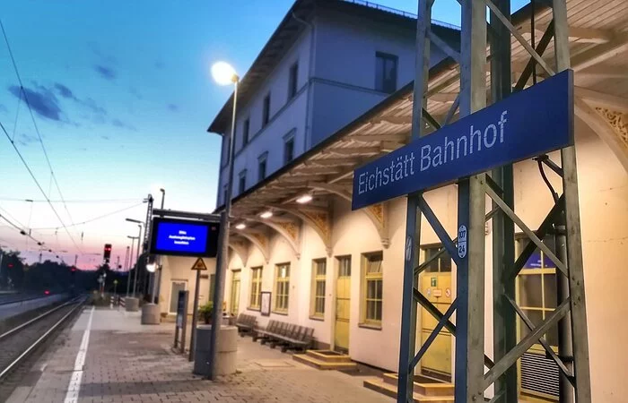 Altes Bahnhofgebäude mit Wartesaal an der Haltestelle Eichstätt Bahnhof mit Gleis 1