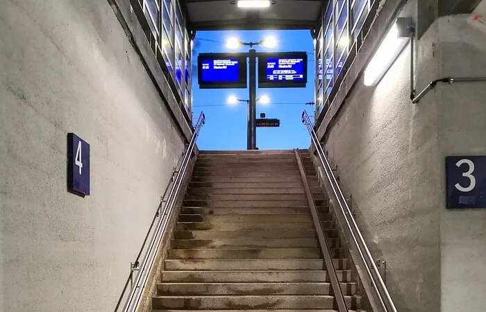 Treppenhaus und Fahrradschiene Eichstätt Bahnhof zum Gleis 3 und 4