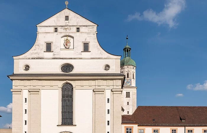 Im Hintergrund ragt die Fassade der Schutzengelkirche und deren rundlicher Kirchturm empor. Direkt im Anschluss erstreckt sich das Collegium Willibaldinum, welches das Priesterseminar beherbergt. Davor erstreckt sich der mit Solnhofener Steinen gepflasterte Leonrodplatz. Große, steinerne Sitzbänke sind der Länge nach in Richtung Kirche aufgereiht.