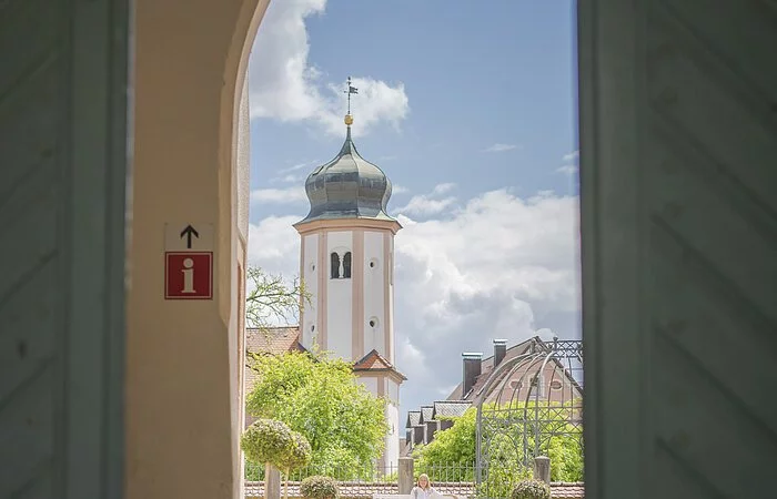 Blick durch den Torbogen, hin zur Lambertuskirche