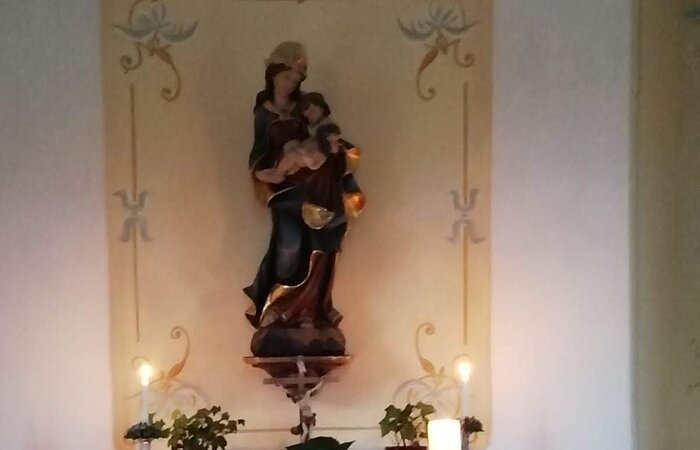 Die Marienstatue in der Kalvarienbergkapelle in Wittesheim - gestiftet anlässlich eines Jahrgangstreffens