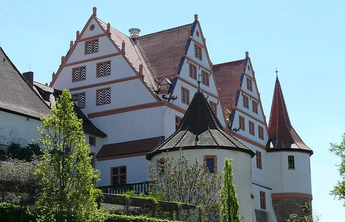 Blick auf das Schloss Ratibor in Roth mit grünen Hecken im Vordergrund.