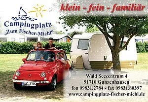 Werbung des Campingplatz Zum Fischer Michl. Kinder sitzen in einem kleinen roten Cabrio anwelchem ein kleiner Wohnwagen hängt. Am oberen Bildrand ist zu lesen klein fein familiär sowie die Adresse des Campingplatzes. Wald Seezentrum 4 91710 Gunzenhausen Telefon 098312784 Fax 0983180397 und die Webseite www.camping-fischer-michl.de
