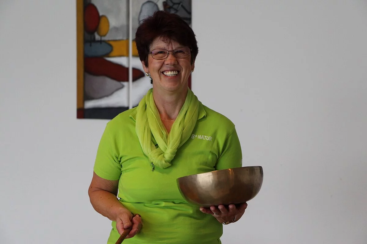 Margarete Günter Frau Margarete Günter mit einer Klangschale in der Hand.