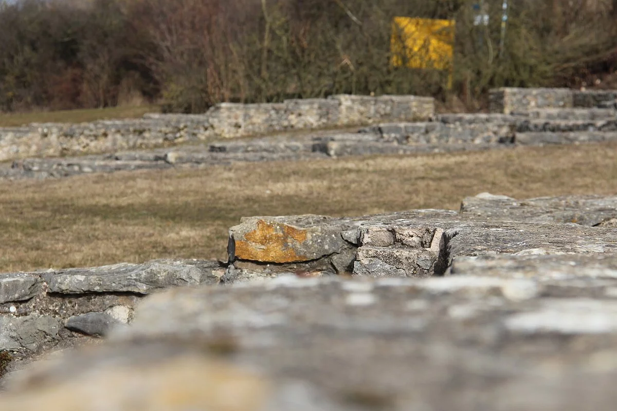 Ein Blick auf die Mauern der Villa Rustica am Fuße des Riegelberges.