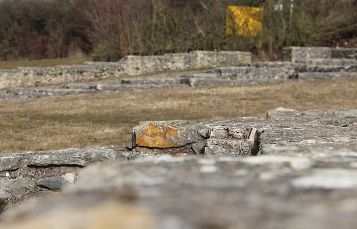 Ein Blick auf die Mauern der Villa Rustica am Fuße des Riegelberges.