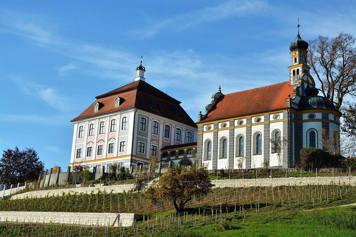 Außenansicht auf Schloss Leitheim mit davor liegendem Weinberg.