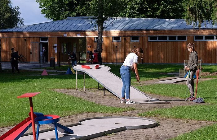 Minigolfer auf der Minigolfanlage in Oettingen