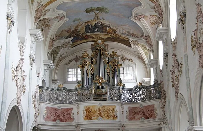 Blick auf die helle Orgelempore in der katholischen Pfarrkirche St. Martin