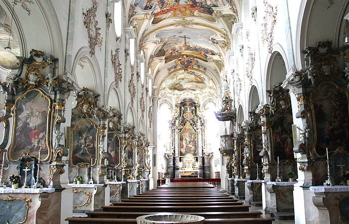 Blick auf den imposanten Innenraum der Pfarrkirche St. Martin mit dem Altar und den vielen rechts und links liegenden Seitenaltären