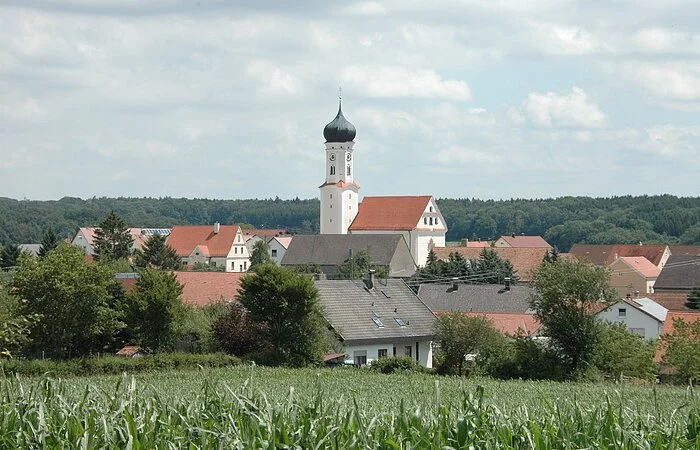 Sulzdorf mit der im Ort liegenden Pfarrkirche St. Margaretha