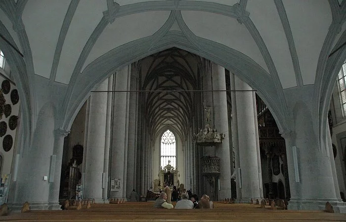 Blick in das Mittelschiff mit vorne liegendem Altar und rechts daneben liegender Kanzel
