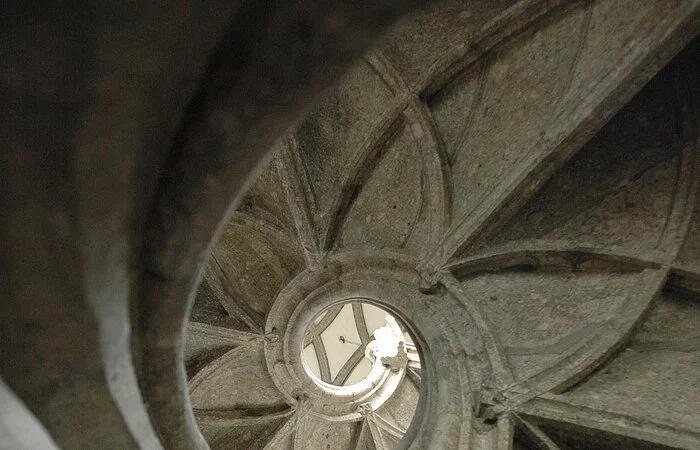 Eine steinerne Wendeltreppe im Inneren der St. Georgs Kirche