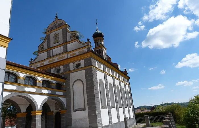 Blick auf die im Sonnenschein liegende Schlosskirche St. Blasius