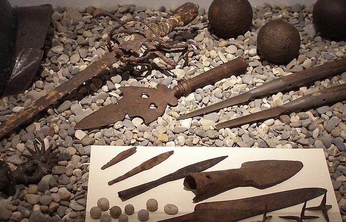 Verschiedene auf dem Schlachtfeld gefunden Lanzen, Kugel usw.