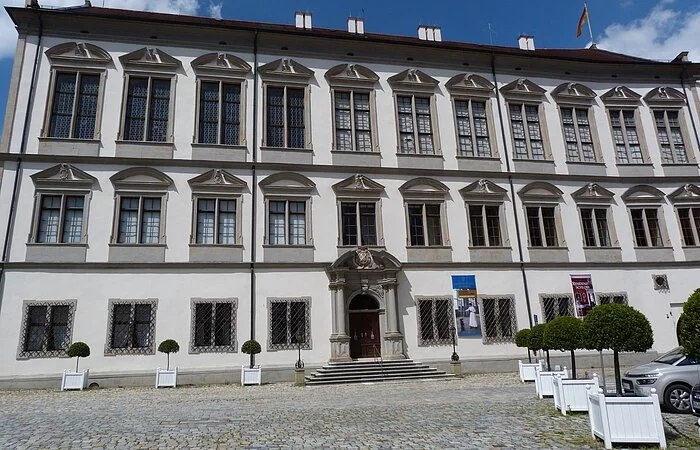 Blick auf das Residenzschloss mit seinen vielen, hohen Fenstern