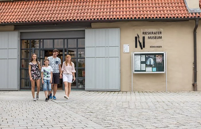 Besucher beim Verlassen des Museums.