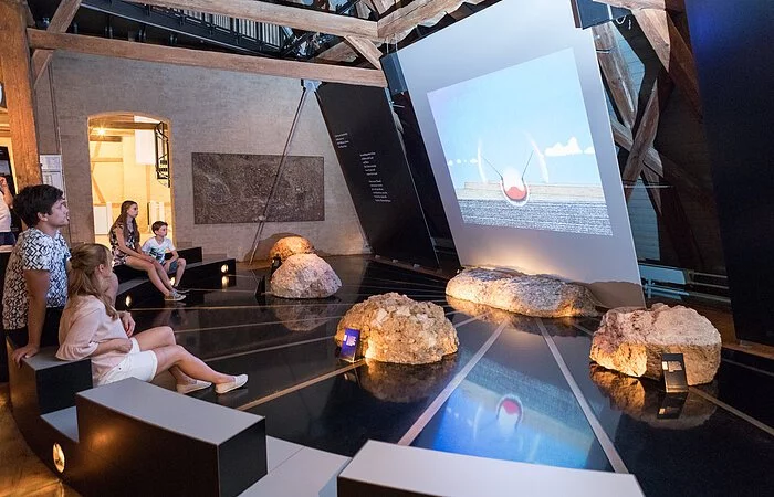 Besucher sehen sich einen Film über den Meteoriteneinschlag an