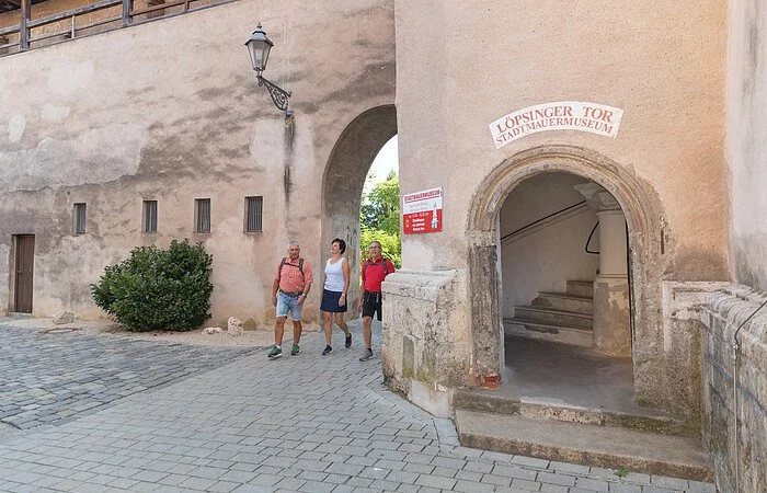 Drei Wanderer am Löpsinger Tor in Nördlingen