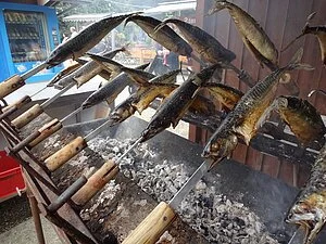 Fischessen im Fuchsgarten mit Steckerlfisch