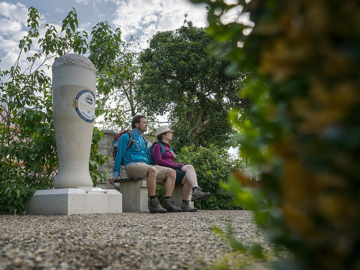 Wanderer im Garten der Brauerei Gutmann in Titting
