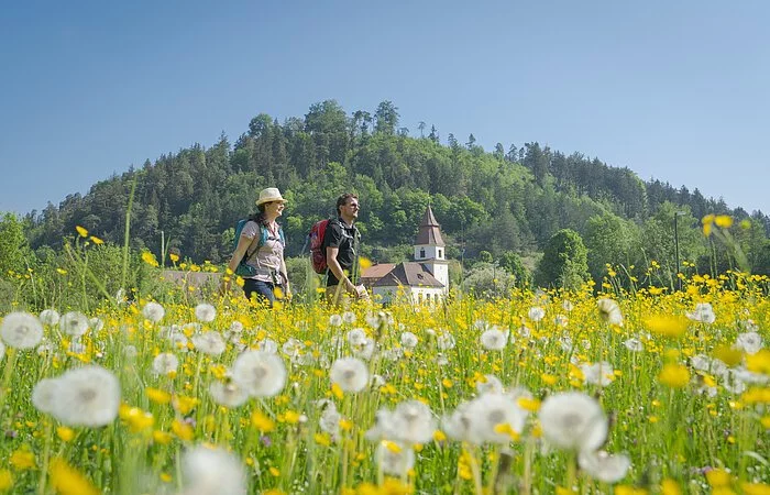Wanderer vor der Kirche St. Nikolaus in Altdorf bei Titting