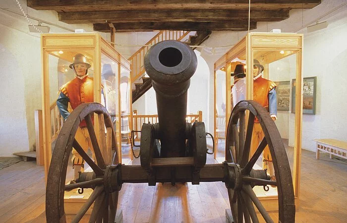 Eine Kanone mit Rädern, die im Stadtmauermuseum ausgestellt ist