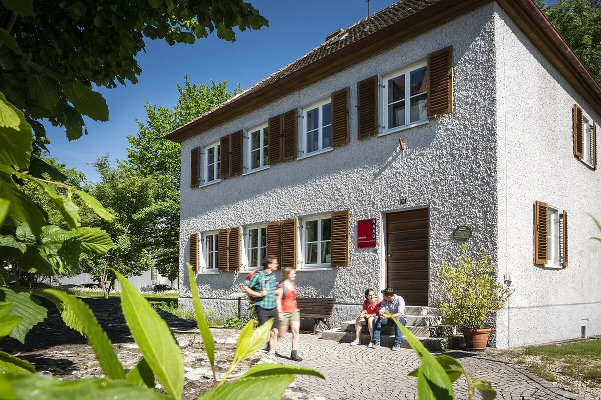 Wanderer vor dem Atelier Raab Treuchtlingen