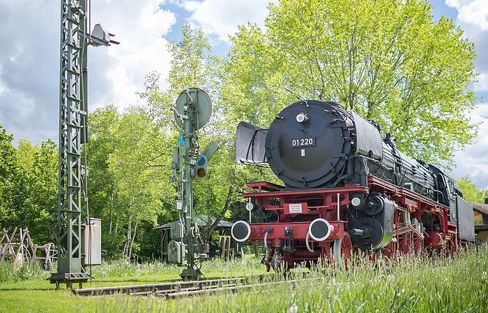 Denkmal-Lok Baureihe 01 220 mit Signalen auf Schiene