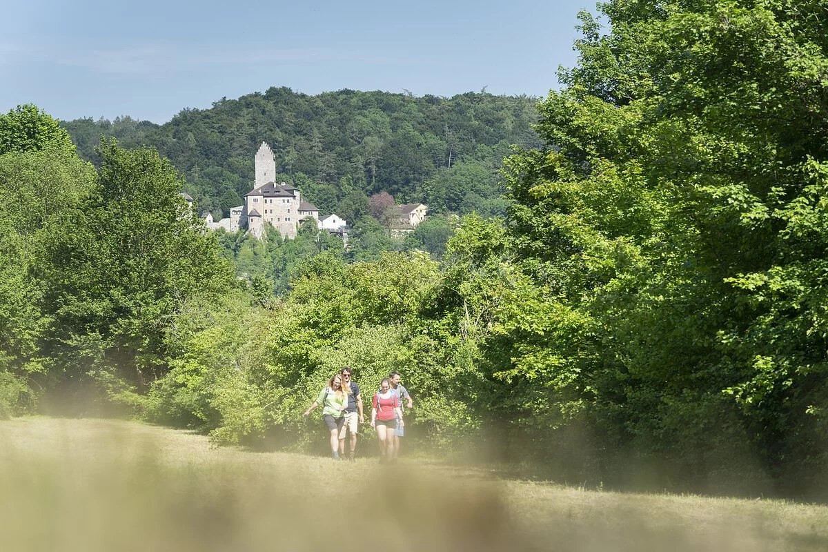 Wanderer vor Burg Kipfenberg