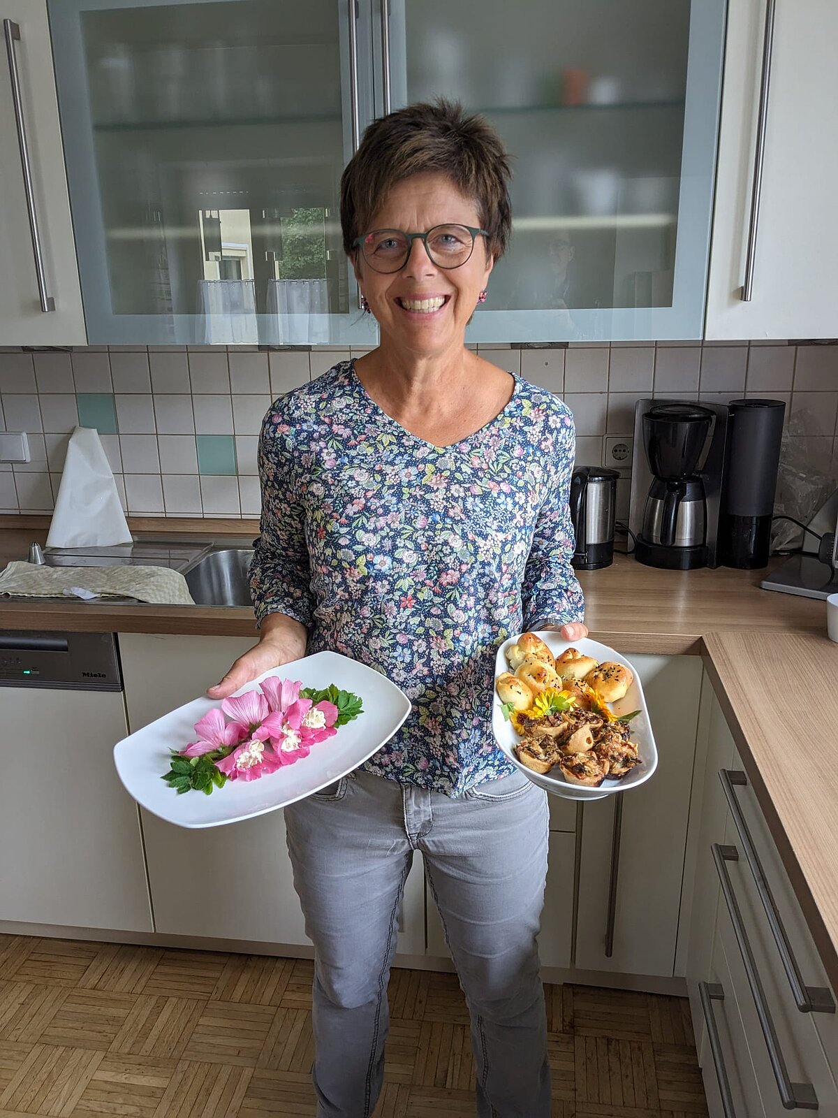 Brigitte Zinsmeister vom Kräutertreff mit frisch gekochten Kräutergerichten