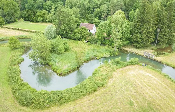 Drohnenaufnahme des Möhrenbachtals. Weiter Blick auf die Felder, durch die der Möhrenbach mäandriert.