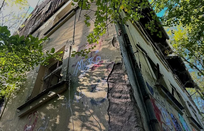 Eckansicht des Hauptgebäudes Rutzenhof aus der Froschperspektive.