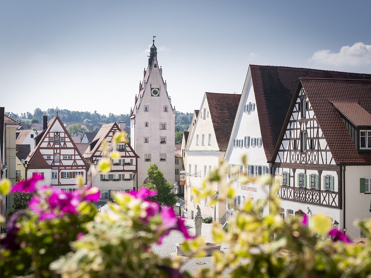 Ausblick aus dem Monheimer Rathaus auf das Wahrzeichen der Stadt Monheim „Oberer Torturm mit den Moserhäusern“