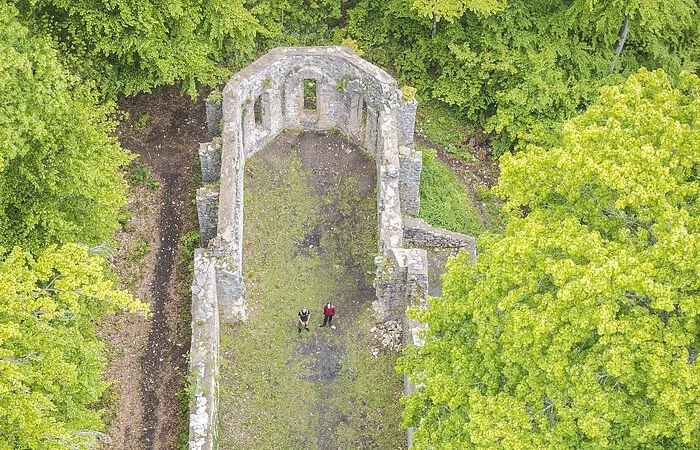Die kleine Kirche 200 Meter südwestlich des Uhlberggipfels, auch Uhlbergkapelle genannt, wurde im Bauernkrieg  1525 verwüstet. Um die Ruine ranken sich zahlreiche Legenden, angeblich soll es dort spuken. Sie liegt zwischen Treuchtlingen und Wolferstadt.
Das Foto zeigt die Ruine von oben mit zwei Wanderern.