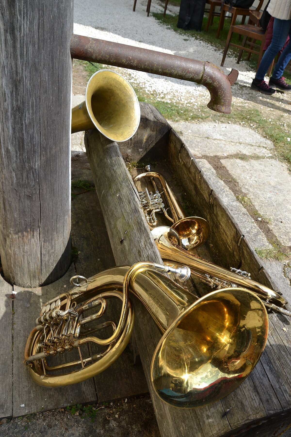 Blasinstrumente im Holzbrunnen des JBM