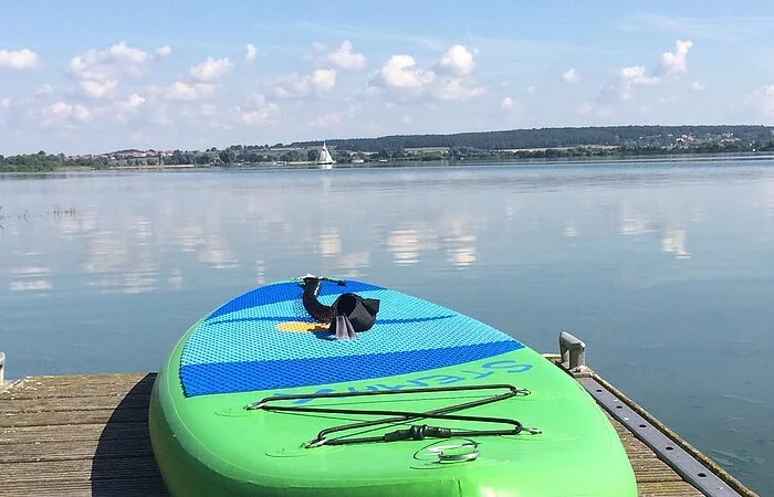 Grün-blaues Board liegt am Steg