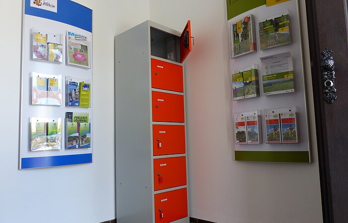 Indoor-Ladeschrank für eBike-Akkus und Infomaterial im Vorraum der Tourist-Information Monheim