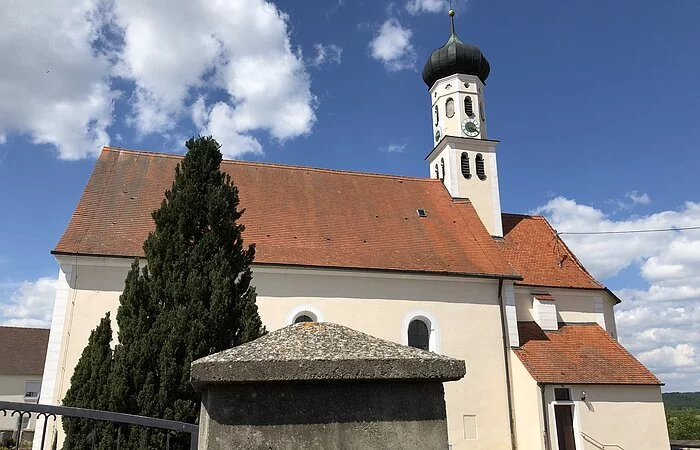 Blick auf die Kirche und auf den Friedhof von St. Martin in Wörnitzstein
