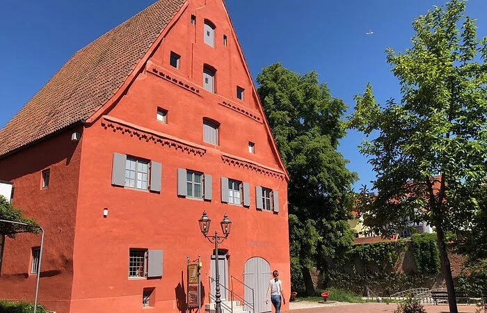Das scharlachrote Gebäude vom Heimatmuseum auf der Altstadtinsel.