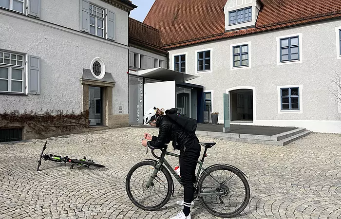 Das Heftchen im Vordergrund und im Hintergrund sieht man das Spargelmuseum.