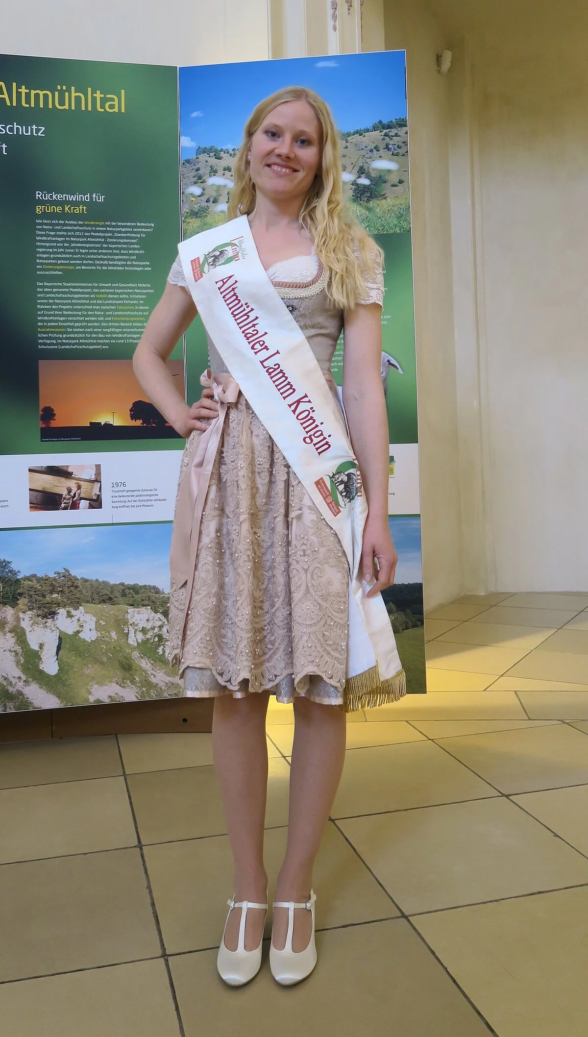 Die neue Altmühltaler-Lamm-Königin mit Schärpe und Dirndl kurz nach ihrer Krönung.