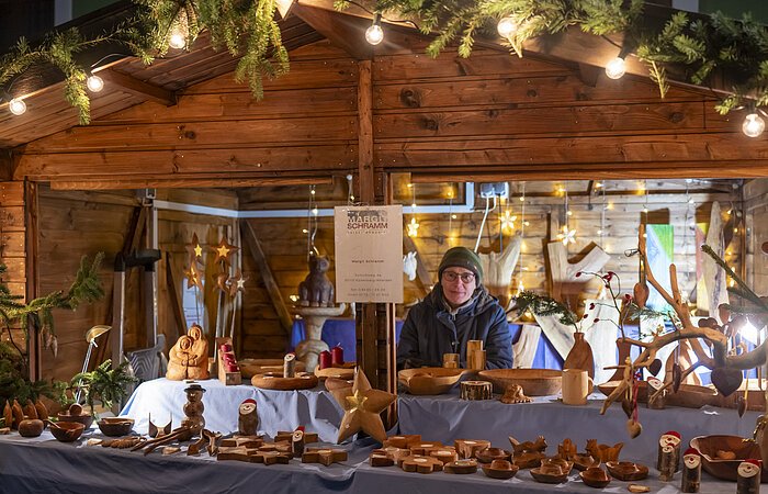 Holzbildhauerin Margit Schramm beim Kipfenberger Weihnachtsmarkt