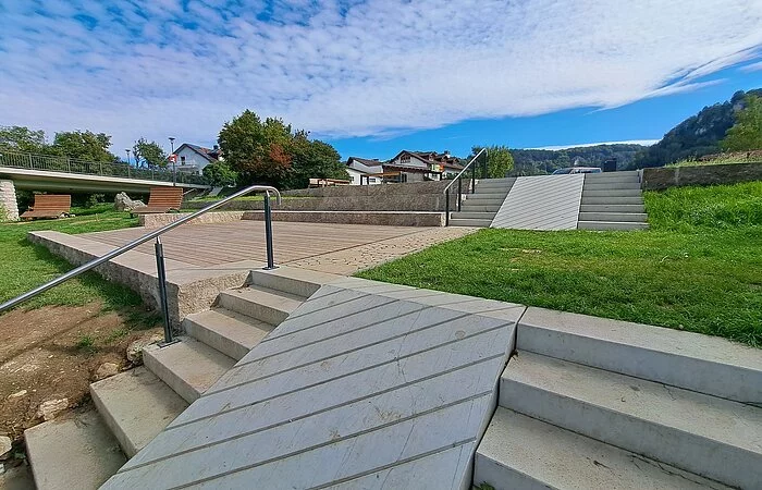 Treppenstufen mit Bootsrampe