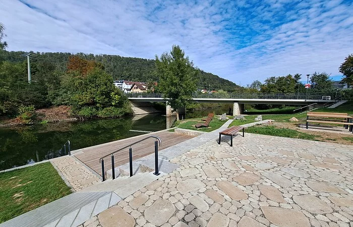 Blick auf die Altmühl von Bootsanlegestelle aus. Sitzmöbel im Hintergrund