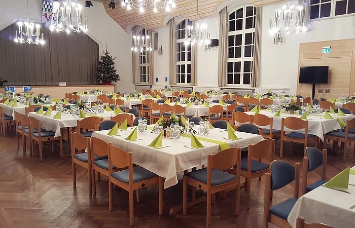 Betriebsfest einer Treuchtlinger Firma mit frischem Grünton in der Deko, Tische in 10er Blöcken gestellt